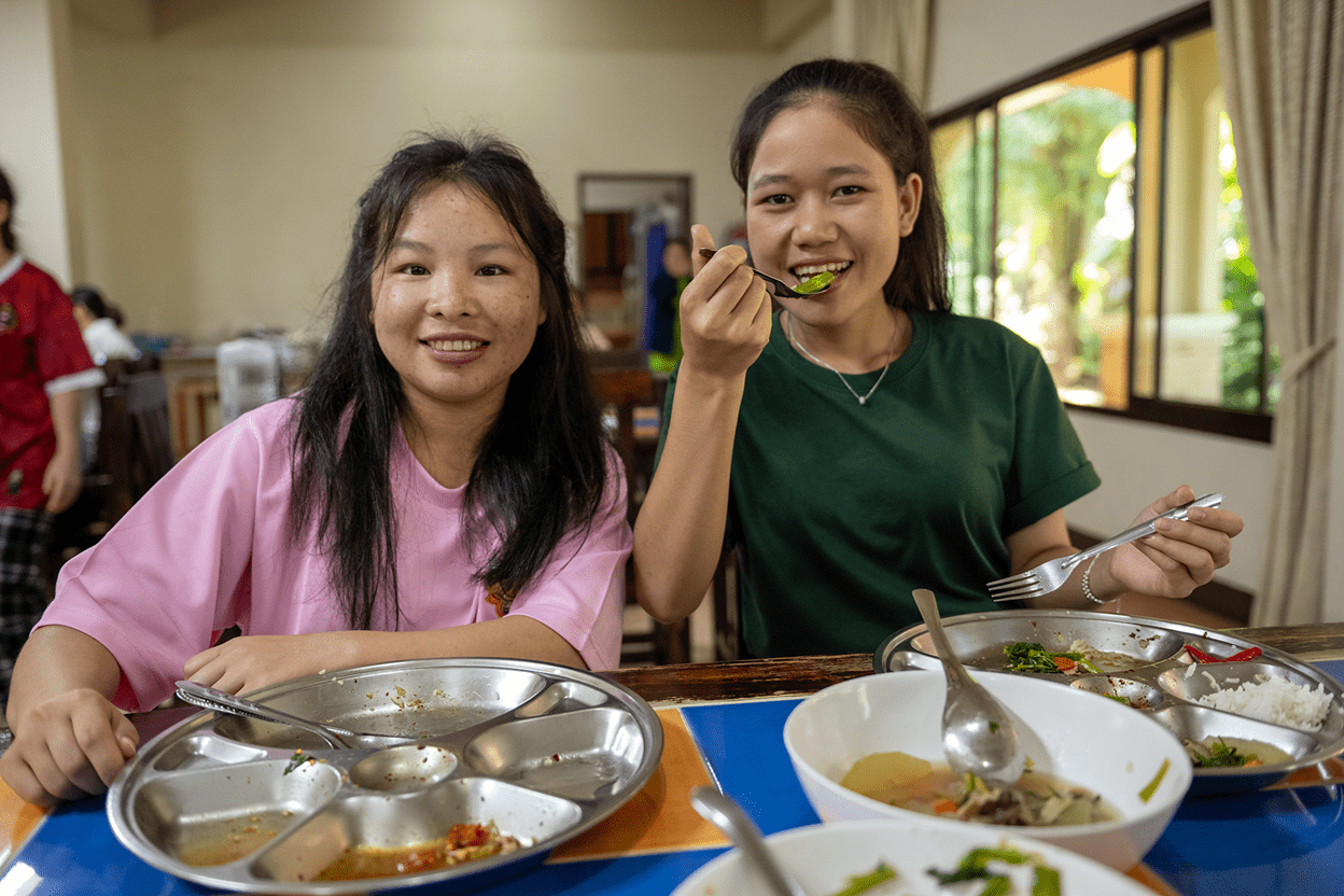 Two girls eating lunch
